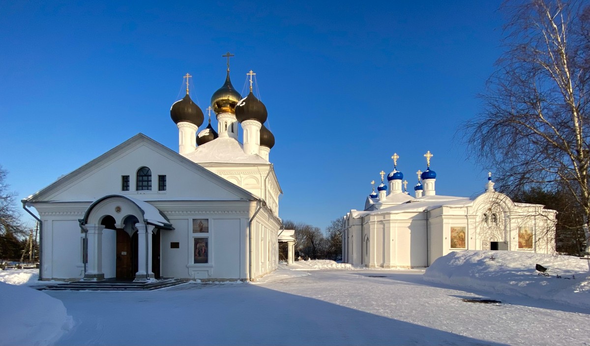 Храмовый комплекс. Церкви Успения Пресвятой Богородицы и Троицы Живоначальной, Завидово (Конаковский район, Тверская область). фасады, Вид от колокольни