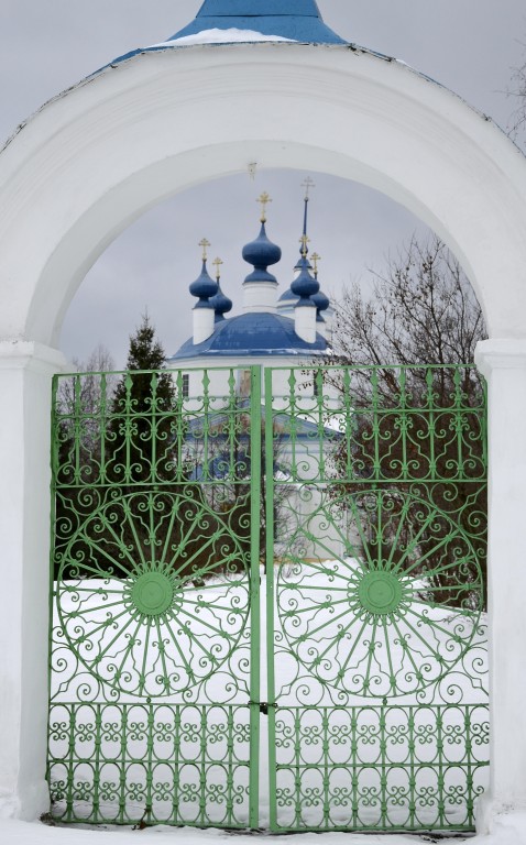 Церковь Илии Пророка, Селихово (Конаковский район, Тверская область). дополнительная информация, кованая решетка церковных ворот