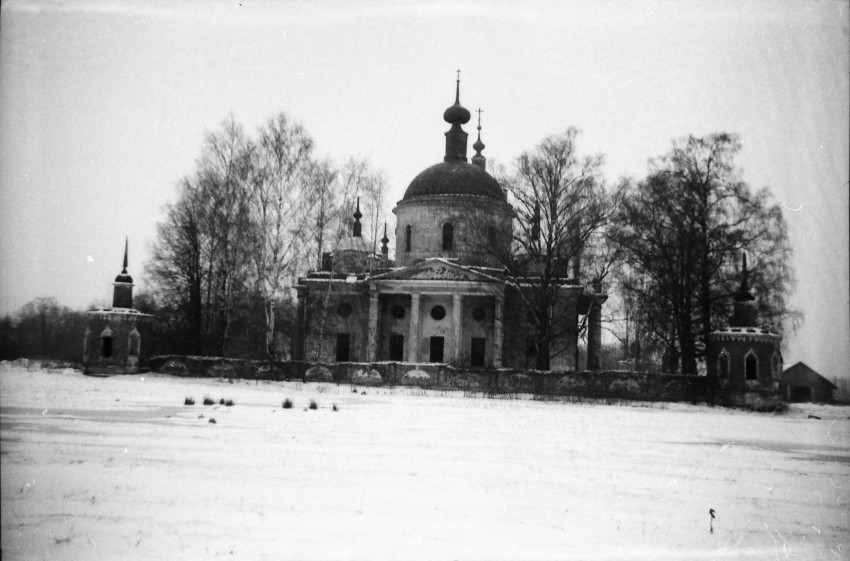 Церковь Успения Пресвятой Богородицы, Фёдоровское (Конаковский район, Тверская область). общий вид в ландшафте