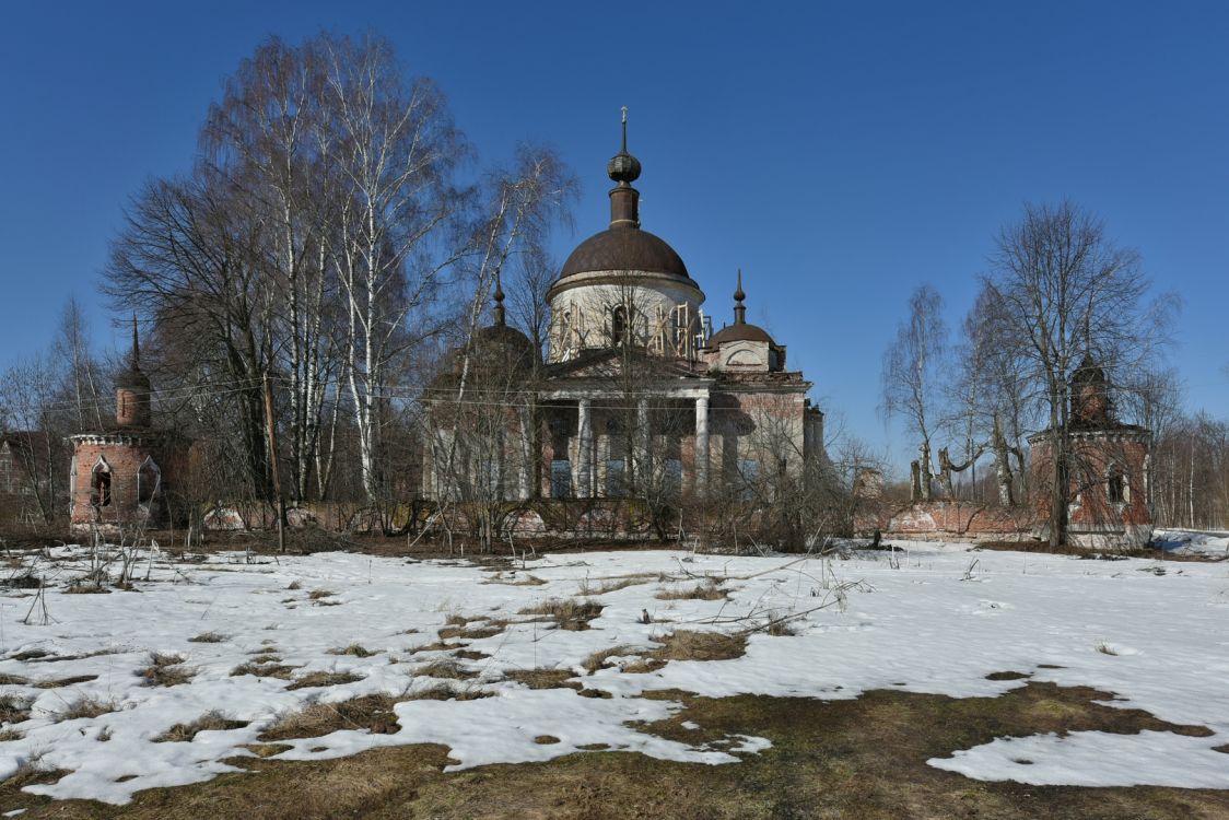 Фёдоровское. Церковь Успения Пресвятой Богородицы. общий вид в ландшафте, Общий вид с востока