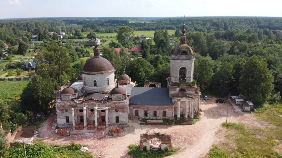 Фёдоровское. Церковь Успения Пресвятой Богородицы. общий вид в ландшафте