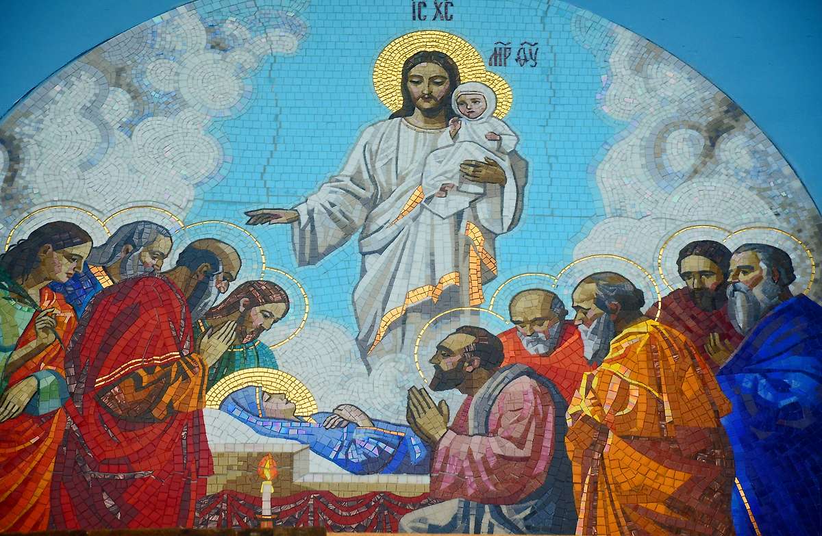 Мозаика над входом в храм со стороны колокольни, архитектурные детали. Церковь Успения Пресвятой Богородицы, Фёдоровское (Конаковский район, Тверская область)