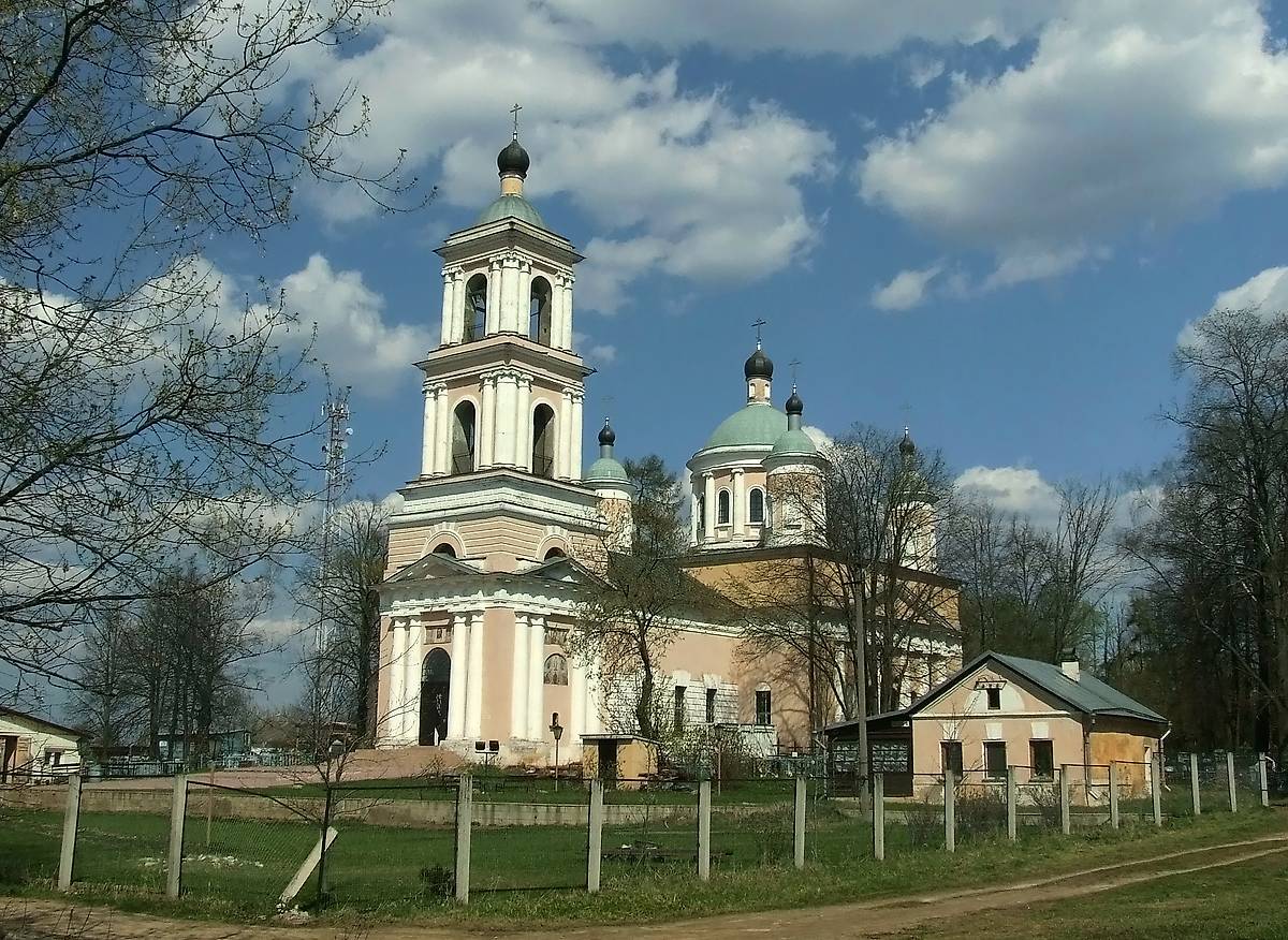 общий вид в ландшафте. Церковь Преображения Господня, Спас-Заулок (Клинский городской округ, Московская область)