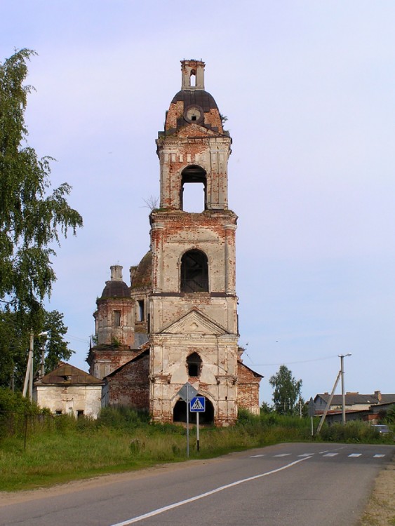 Новое. Церковь Троицы Живоначальной. фасады