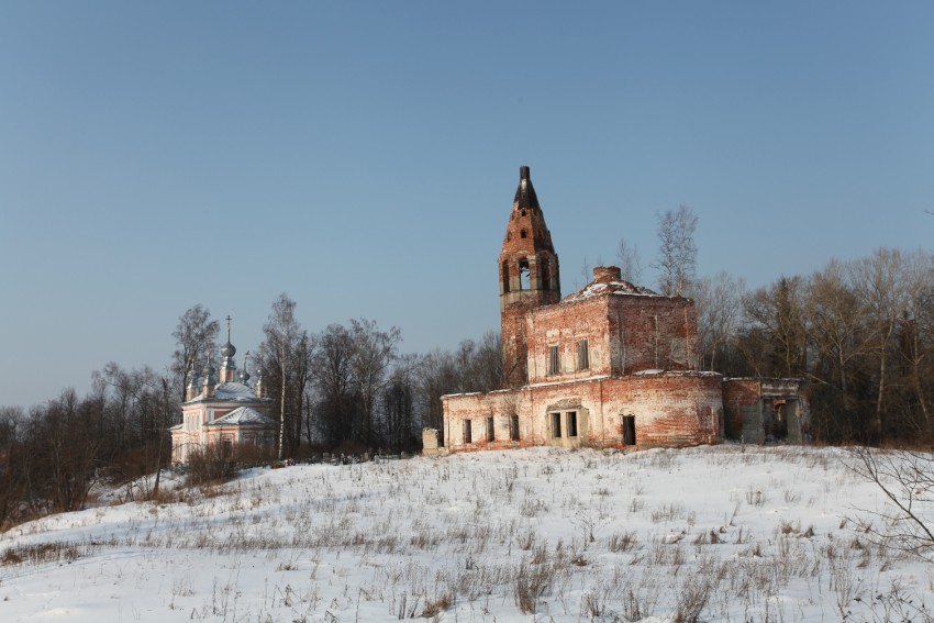 Храмовый комплекс. Церкви Михаила Архангела и Леонтия Ростовского, Леонтьевское (Большесельский район, Ярославская область). общий вид в ландшафте