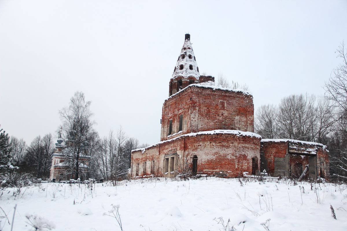 общий вид в ландшафте. Храмовый комплекс. Церкви Михаила Архангела и Леонтия Ростовского, Леонтьевское (Большесельский район, Ярославская область)