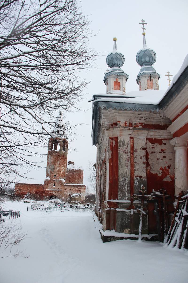 общий вид в ландшафте. Храмовый комплекс. Церкви Михаила Архангела и Леонтия Ростовского, Леонтьевское (Большесельский район, Ярославская область)