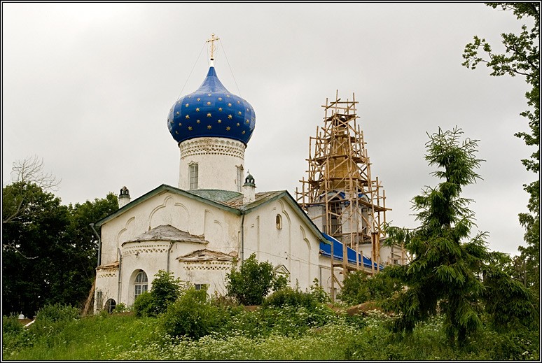 Кобылье Городище. Церковь Михаила Архангела. общий вид в ландшафте