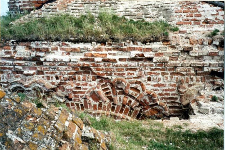 Церковь Воскресения Христова, Воскресенская Слободка (Суздальский район, Владимирская область). архитектурные детали, западный фасад первоначальной церкви.завершение наличников второго этажа