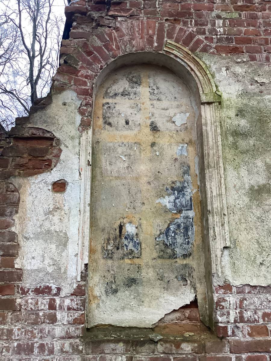 Оконный проём в северной стене трапезной, архитектурные детали. Церковь Илии Пророка в Калихновщине, Черма (Гдовский район, Псковская область)