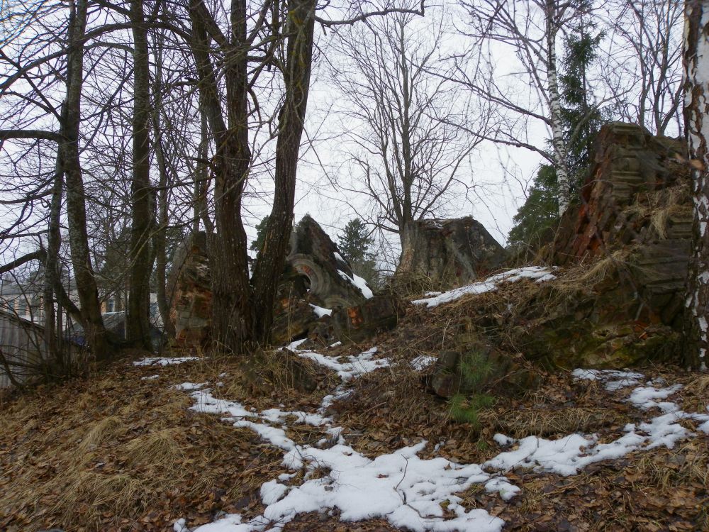 Церковь Покрова Пресвятой Богородицы, Каменка (Лужский район, Ленинградская область). фасады, Разбросанные обломки храма