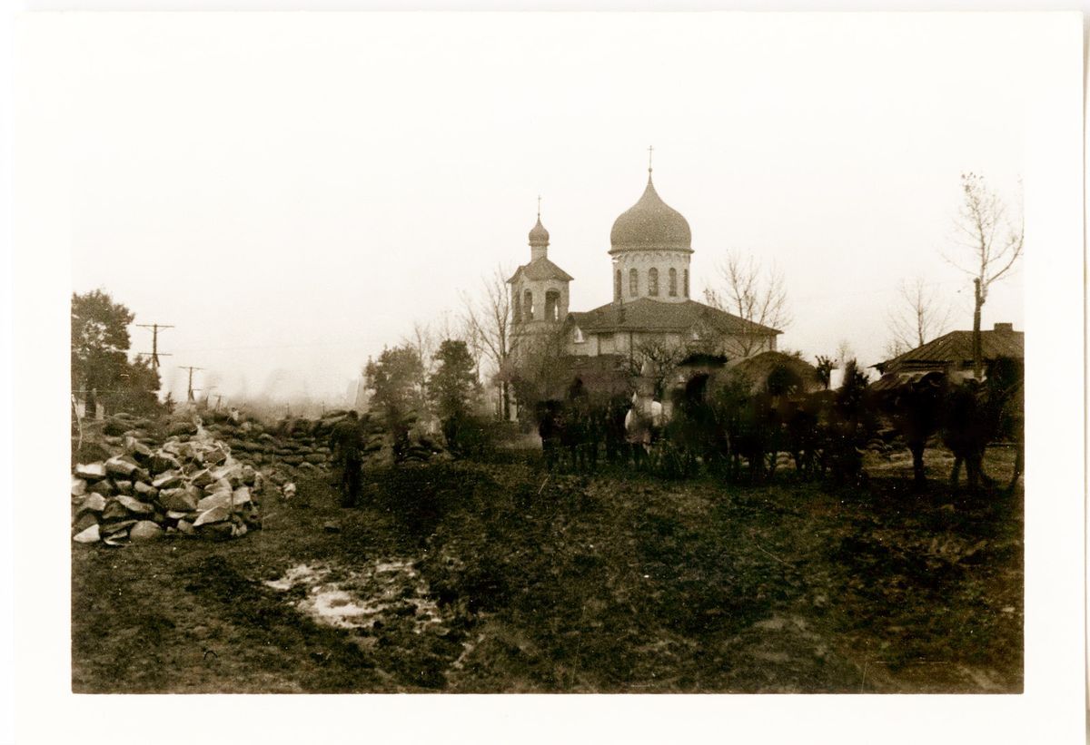 Вид на храм с юго-востока. Фото 1942 г. с аукциона e-bay.de, архивная фотография. Церковь Пантелеимона Целителя, Сумы (Сумской район, Украина, Сумская область)