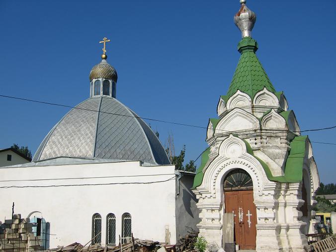 Церковь Всех Святых, Феодосия (Феодосия, город, Республика Крым). архитектурные детали, Надвратная церковь и часовня. Вид со двора