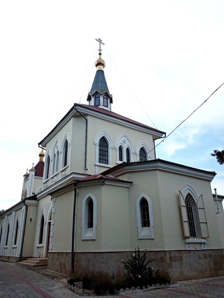 Церковь Всех Святых, Феодосия (Феодосия, город, Республика Крым). общий вид в ландшафте, Вид на храм с востока 