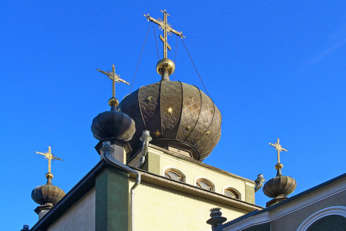 Церковь Всех Крымских святых и Феодора Стратилата, Алушта (Алушта, город, Республика Крым). архитектурные детали, Луковичные купола храма. Вид с северо-запада.