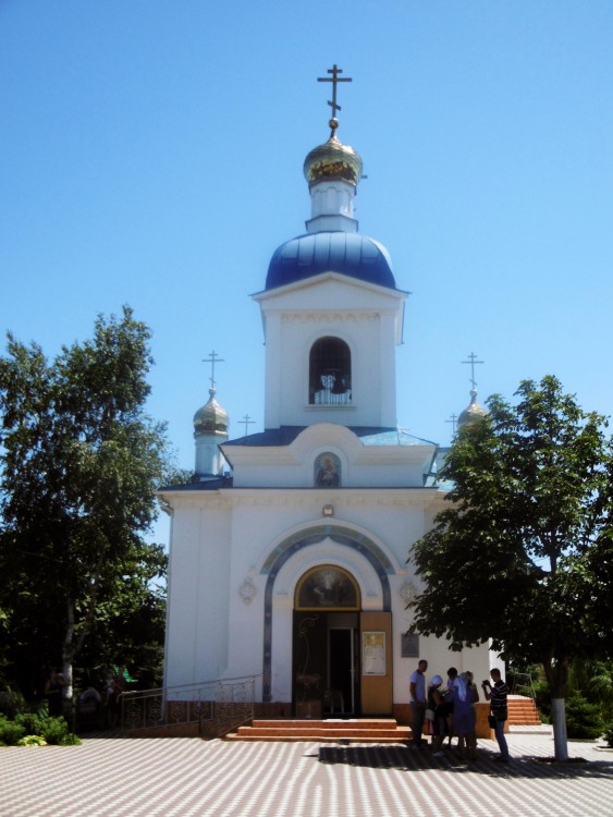 Церковь Успения Пресвятой Богородицы в Старом Карантине, Керчь (Керчь, город, Республика Крым). фасады, Западный фасад храма с главными вратами 