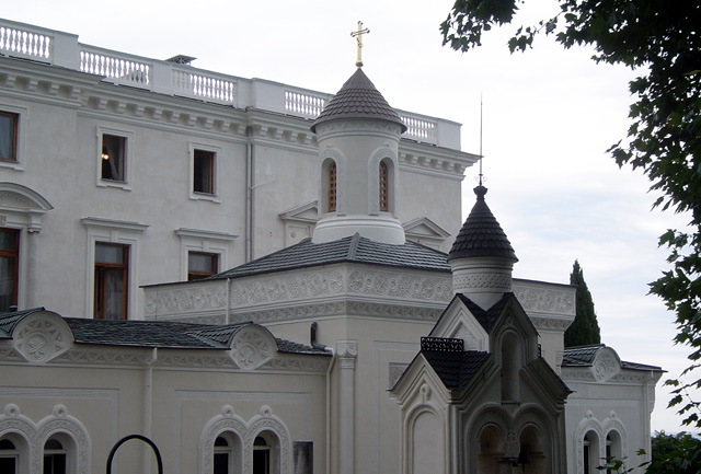 Церковь Воздвижения Креста Господня при Ливадийском дворце, Ливадия (Ялта, город, Республика Крым). фасады, Общий вид. На переднем плане звонница, на заднем - Ливадийкий дворец