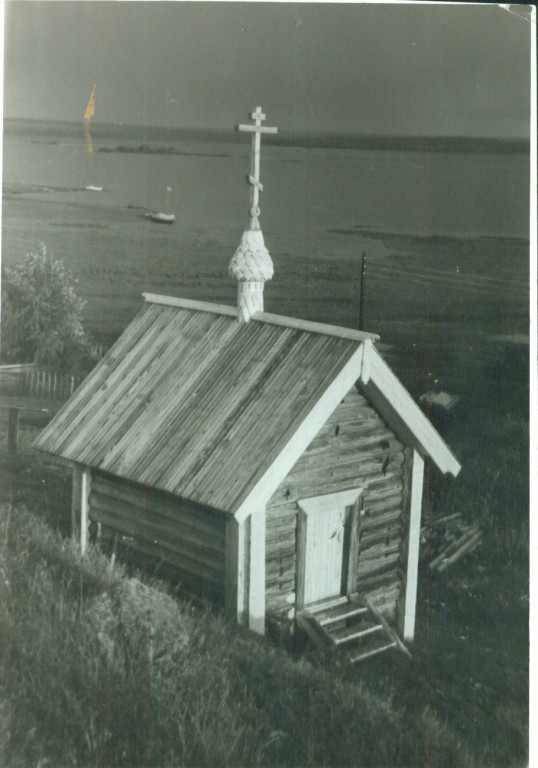 Часовня Иоанна Богослова, Шишкина (Плесецкий район, Архангельская область). архивная фотография, Произведён ремонт часовни. Первое фото. Из личного архива.