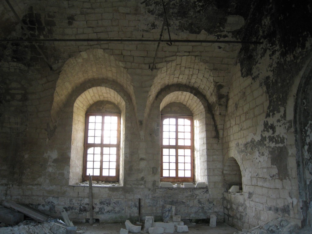Церковь Владимирской иконы Божией Матери, Чукавино (Старицкий район, Тверская область). интерьер и убранство, Храм выполнен полностью из белого камня