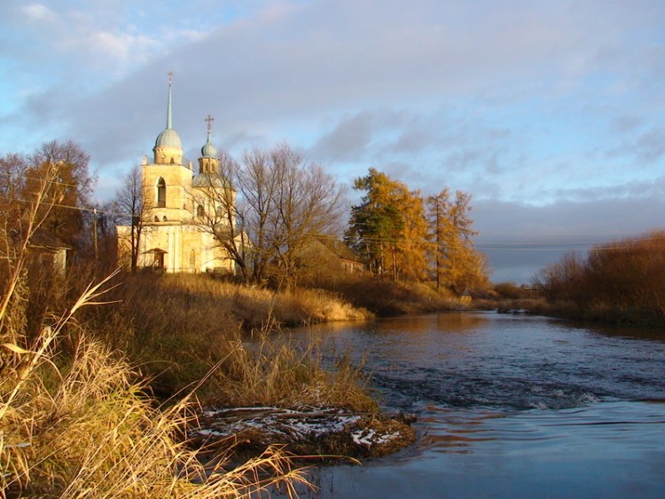 Церковь Успения Пресвятой Богородицы, Берново (Старицкий район, Тверская область). общий вид в ландшафте