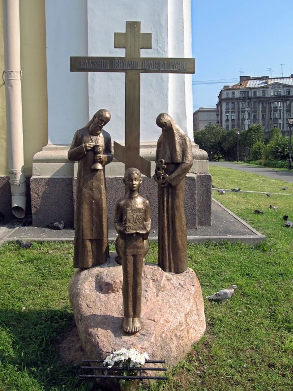 Собор Владимира равноапостольного, Петроградский район (Санкт-Петербург, г. Санкт-Петербург). дополнительная информация, У входа в собор была установлена скульптурная композиция, посвященная памяти Иоанна Кронштадтского, княгини Елизаветы Федоровны и царевича Алексия Романова