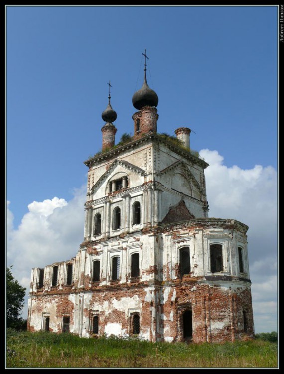 Весь. Церковь Троицы Живоначальной. фасады