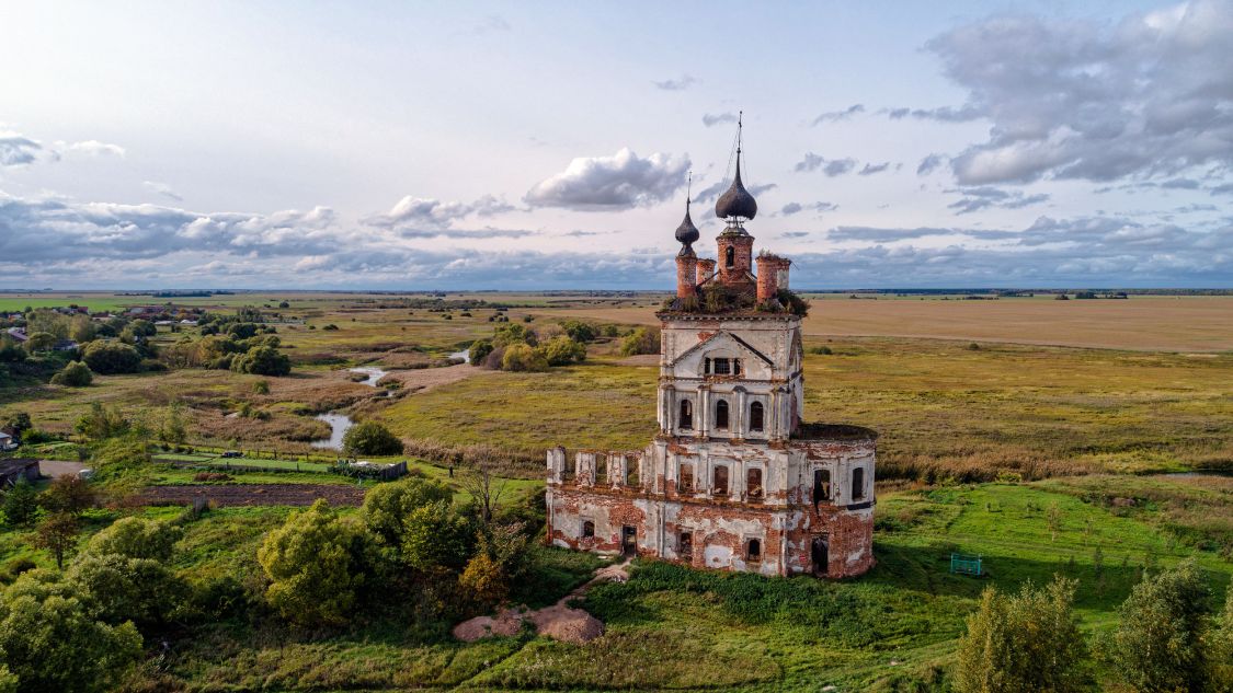 Весь. Церковь Троицы Живоначальной. общий вид в ландшафте