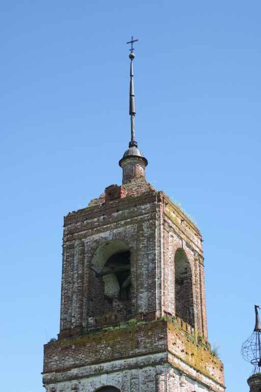 Церковь Флора и Лавра, Кибол (Суздальский район, Владимирская область). архитектурные детали, Завершение колокольни. Вид с юго-запада
