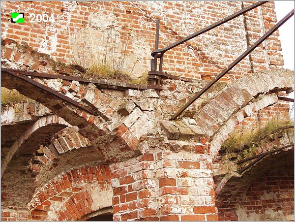 Церковь Георгия Победоносца, Крапивье (Суздальский район, Владимирская область). архитектурные детали, Остатки железных связей от сводов трапезной.