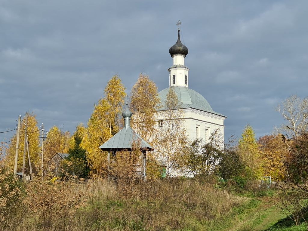 Церковь Иоанна Предтечи, Павловское (Суздальский район, Владимирская область). фасады, Вид с юго - запада. На первом плане звонница