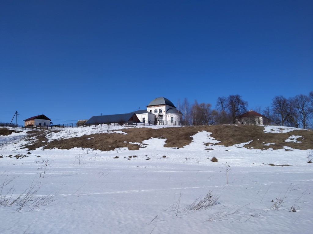 Барское Городище. Церковь Троицы Живоначальной. общий вид в ландшафте