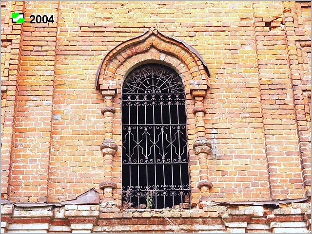 Церковь Флора и Лавра, Суворотское (Суздальский район, Владимирская область). архитектурные детали, Окно южного фасада.
