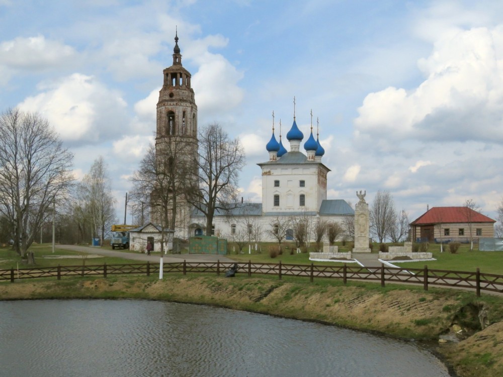 Клязьминский Городок. Церковь Покрова Пресвятой Богородицы. общий вид в ландшафте