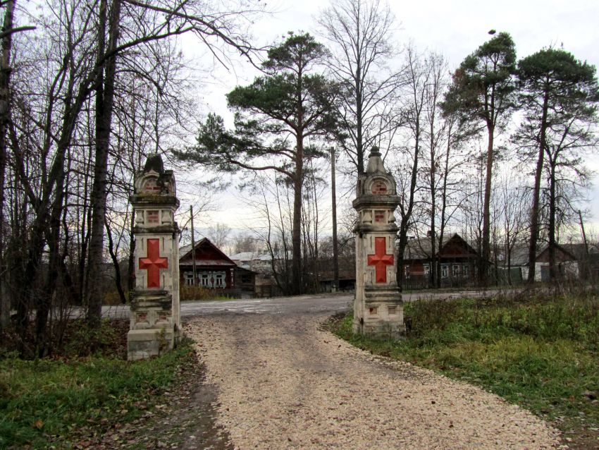 Церковь Александры Римской, Муромцево (Судогодский район, Владимирская область). дополнительная информация, столбы въездных ворот, внутренняя сторона