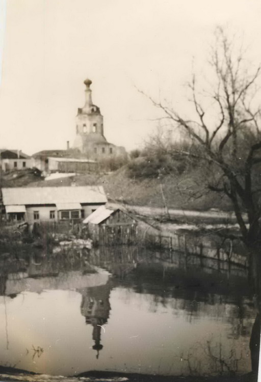Церковь Сошествия Святого Духа, Перемышль (Перемышльский район, Калужская область). архивная фотография, Вид на Никитский храм из завершья во время большого разлива 1970 года		      