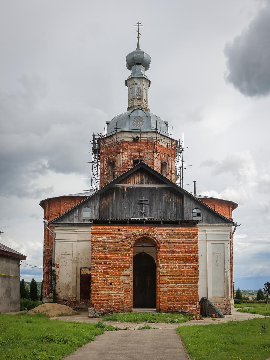 общий вид в ландшафте. Церковь Сошествия Святого Духа, Перемышль (Перемышльский район, Калужская область)