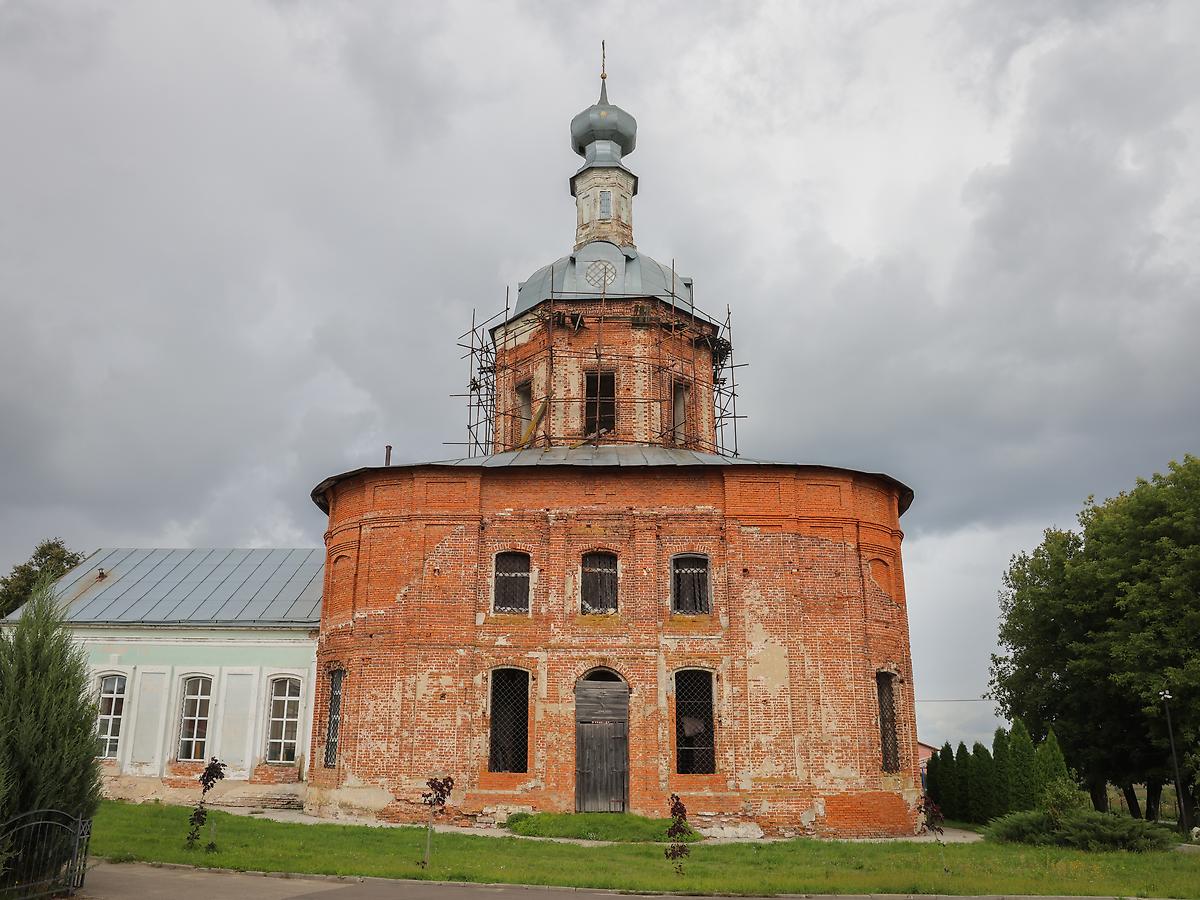 общий вид в ландшафте. Церковь Сошествия Святого Духа, Перемышль (Перемышльский район, Калужская область)