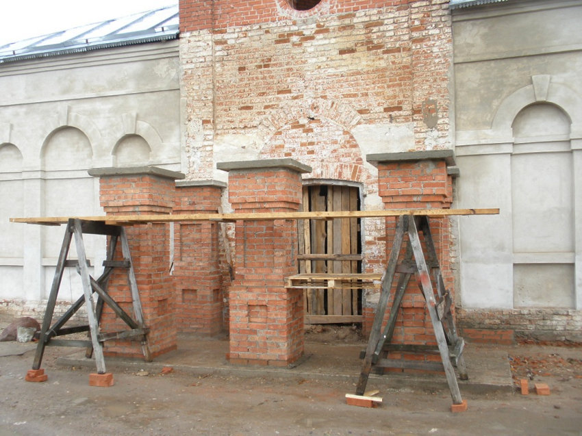 Церковь Рождества Пресвятой Богородицы, Перемышль (Перемышльский район, Калужская область). архитектурные детали, Восстанавливающееся крыльцо