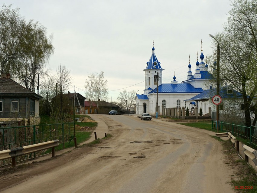 Церковь Рождества Пресвятой Богородицы, Перемышль (Перемышльский район, Калужская область). общий вид в ландшафте