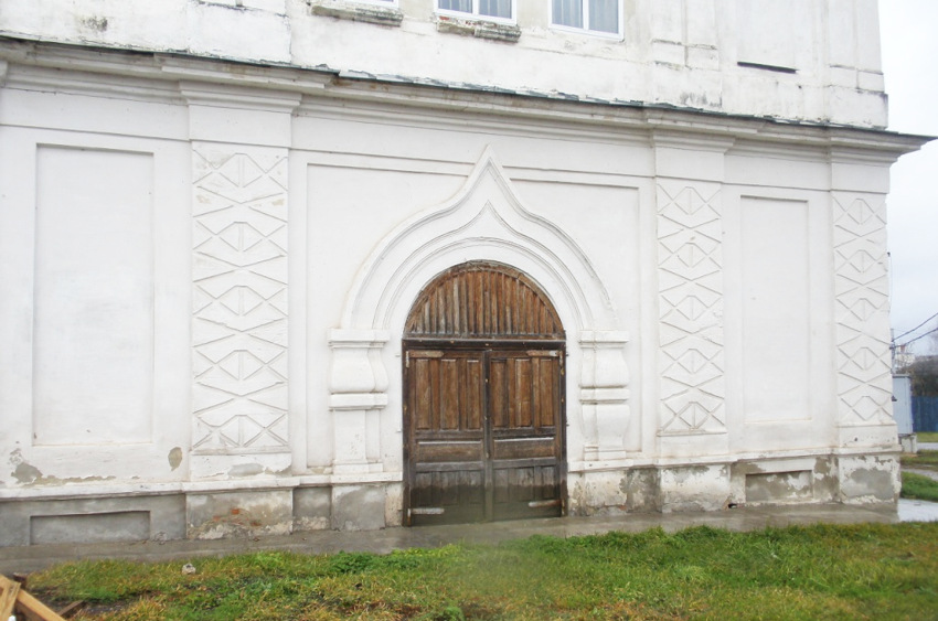 Церковь Покрова Пресвятой Богородицы, Перемышль (Перемышльский район, Калужская область). архитектурные детали, Фрагмент южного фасада