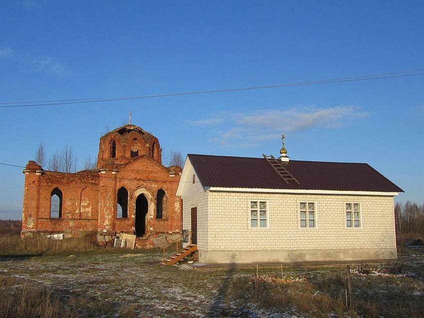 Сретенский скит, Тихонова пустынь (Калуга, город, Калужская область). фасады, вид с юга, на переднем плане - вспомогательное здание с временной часовней