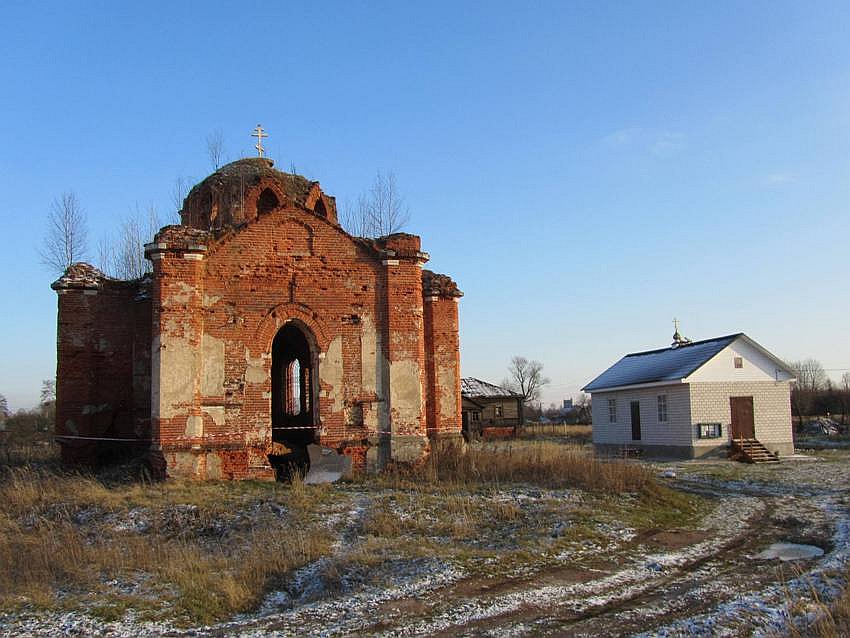 Сретенский скит, Тихонова пустынь (Калуга, город, Калужская область). фасады, Вид с запада. Справа - новый корпус с временной часовней; на заднем плане - развалины келейного скитского корпуса.