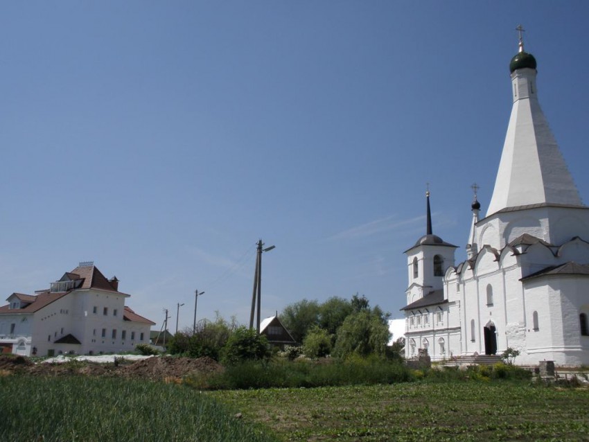 Спасо-Воротынский монастырь, Спас (Калуга, город, Калужская область). фасады, Вид с юго-востока. Слева направо: сестринский корпус, домик охраны, Введенский храм, Преображенский собор.