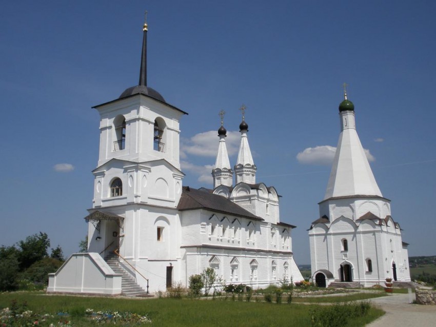 Спасо-Воротынский монастырь, Спас (Калуга, город, Калужская область). фасады, Вид с юго-запада. Слева - Введенский храм, справа - Преображенский собор.
