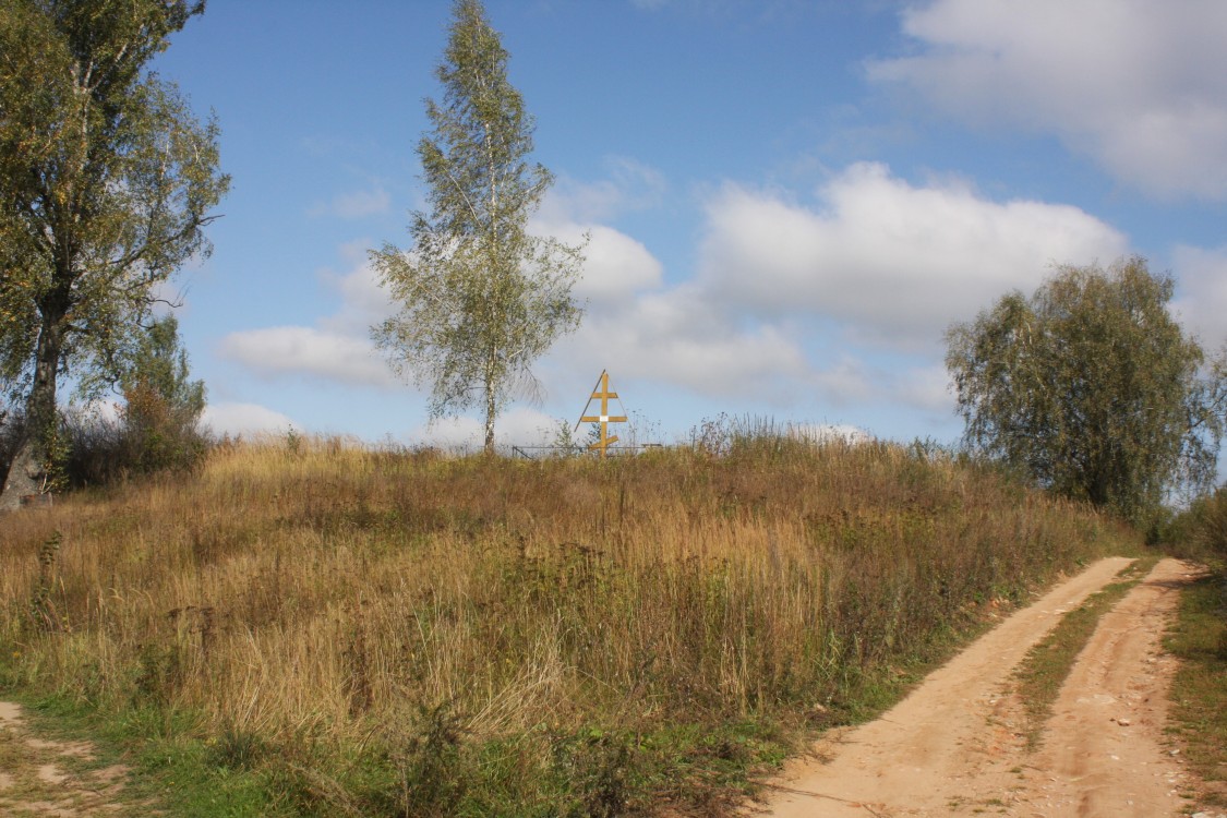Церковь Троицы Живоначальной, Лычёво (Дзержинский район, Калужская область). фасады, Вид на церковное место с запада.