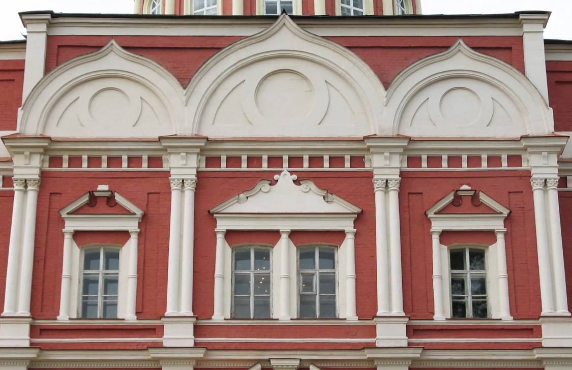 Тула. Кремль. Собор Богоявления Господня. архитектурные детали, Архитектурное оформление проемов окон верхнего этажа  южного фасада храма