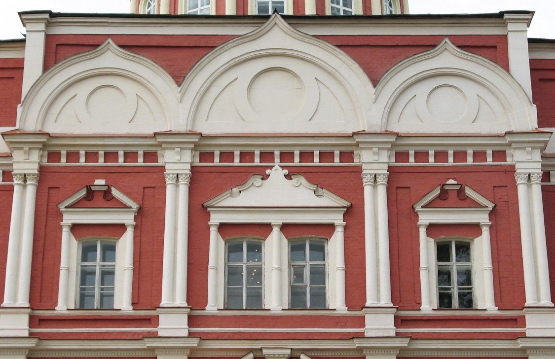 Кремль. Собор Богоявления Господня, Тула (Тула, город, Тульская область). архитектурные детали, Архитектурное оформление проемов окон верхнего этажа  южного фасада храма