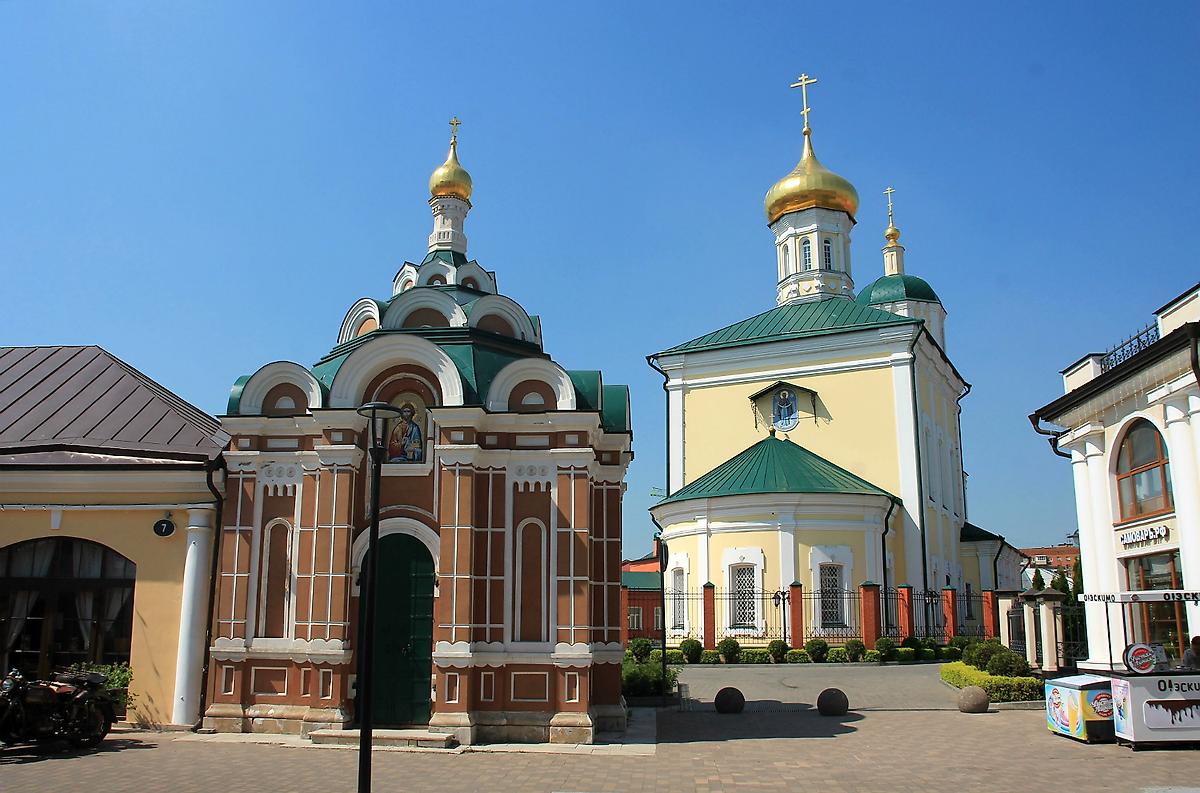 Новоникитинская часовня на фоне Покровской церкви, общий вид в ландшафте. Часовня Параскевы Пятницы, Тула (Тула, город, Тульская область)