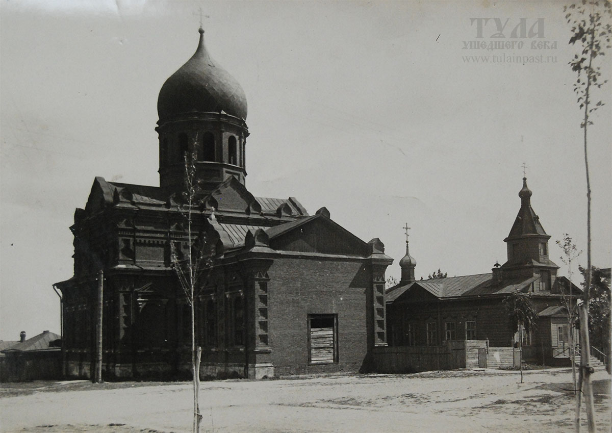 Церковь Покрова Пресвятой Богородицы, Тула (Тула, город, Тульская область). архивная фотография, Храм Феодосия Черниговского в 1920-е годы. На снимке - недостроенный каменный храм и изначальный деревянный.