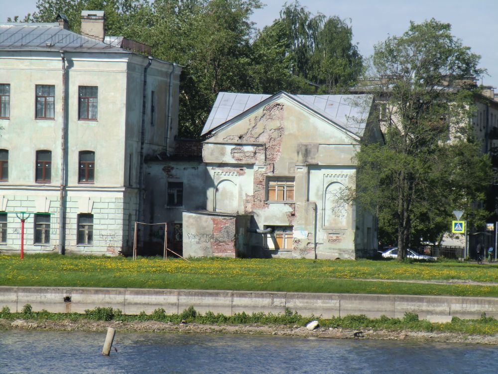 Часовня Александра Невского, Колпино (Санкт-Петербург, Колпинский район, г. Санкт-Петербург). фасады, Вид на часовню со стороны реки Ижоры